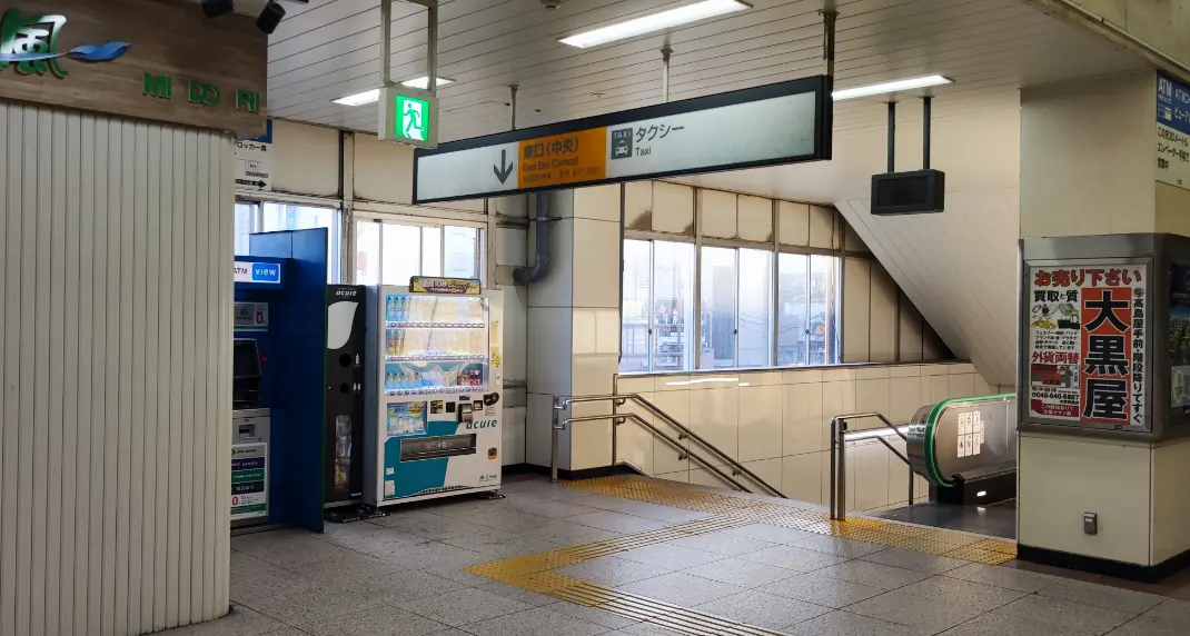 東口（中央）の階段を降りて、タクシー乗り場前へ