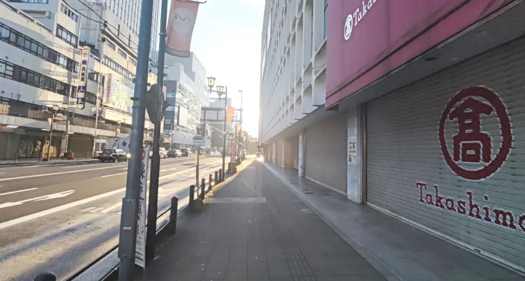 高島屋の脇を通り、「大宮駅東口入口」交差点を直進