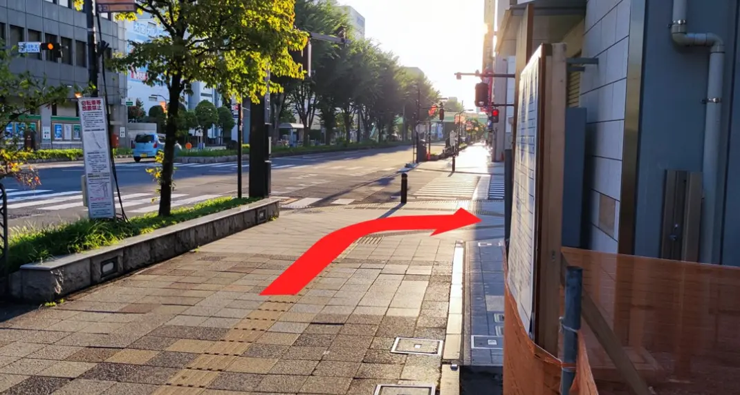 大宮門街を過ぎた次の交差点の信号手前を右へ曲がるここから250m直進（大宮区役所方面へ）